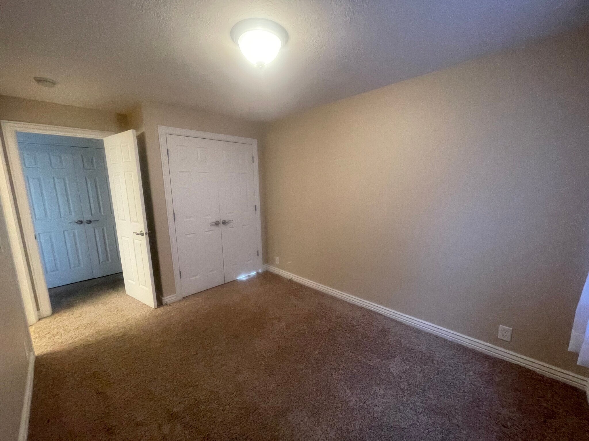 Building Photo - 143 E Box Elder Dr