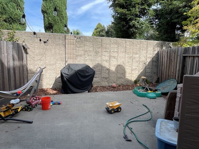 Building Photo - 5065 Veranda Terrace