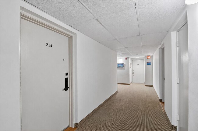 Building Photo - 1502 S Lakeside Dr