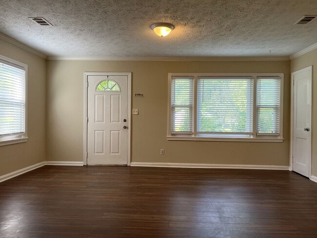 Building Photo - Great location! 2 bedroom 1 bath with a bo...