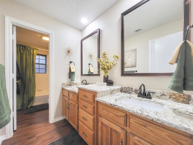 Building Photo - Stunning 3-2-2 in Arlington