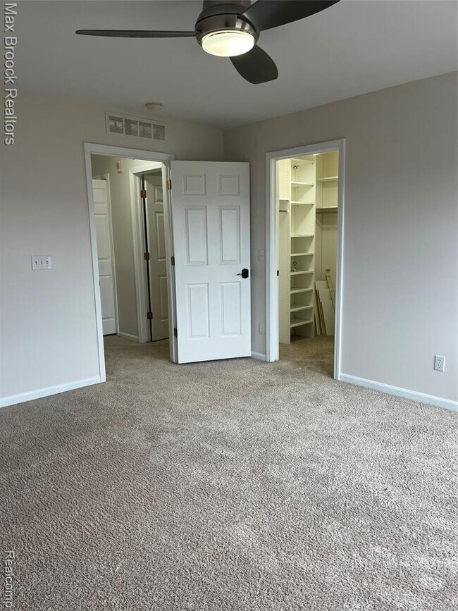 Building Photo - 3255 Camden Dr