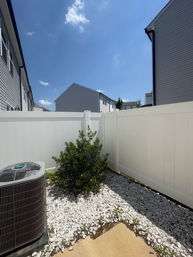 Building Photo - 3BR/2.5BA Townshoue in Mallard Creek