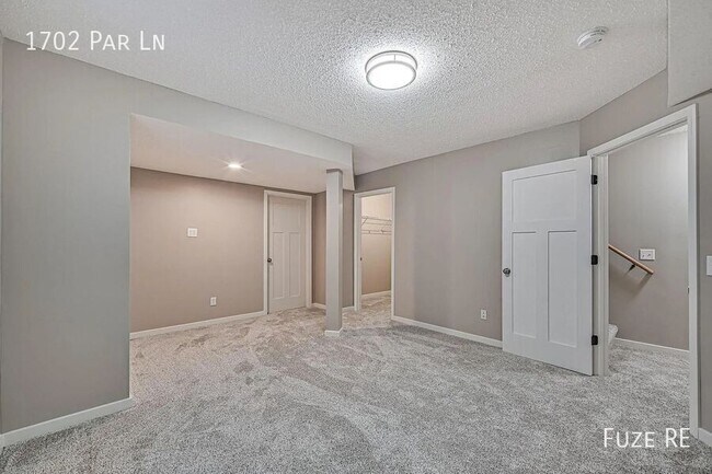 Building Photo - 1702 Par Ln