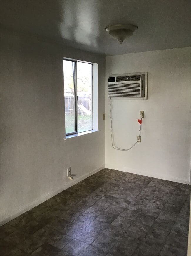 Building Photo - Move In Special 1/2 off 1st month