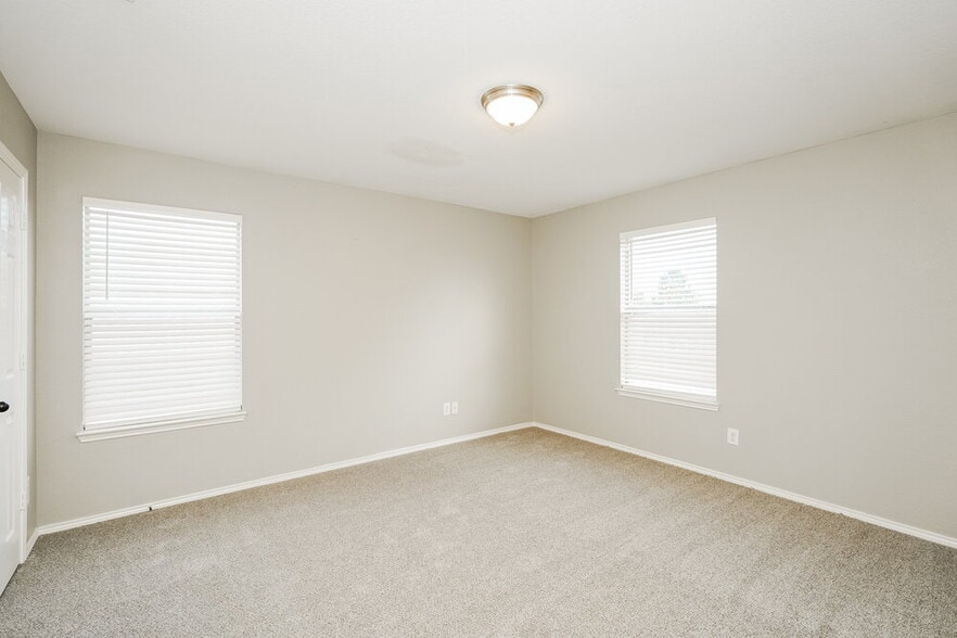 Building Photo - 5828 Ridge Lake Dr