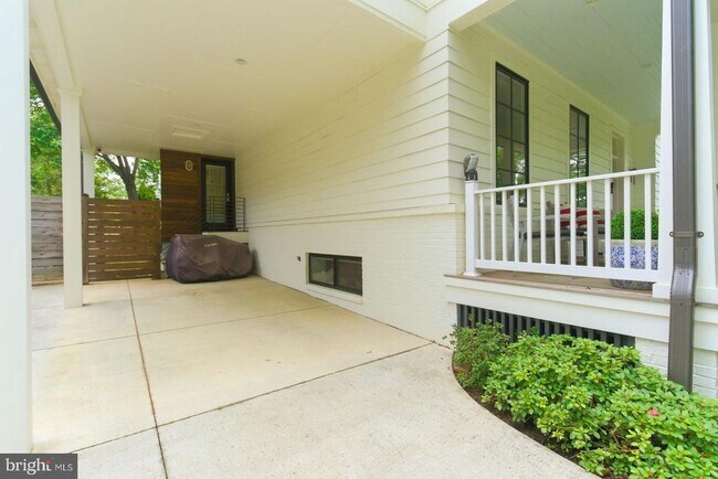 Building Photo - 1831 Opalocka Dr