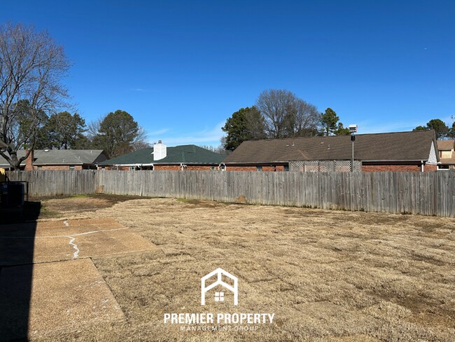 Building Photo - 3BR/2BA Home w/ Vaulted Ceilings, Brick Fireplace & 2-Car Garage in Memphis