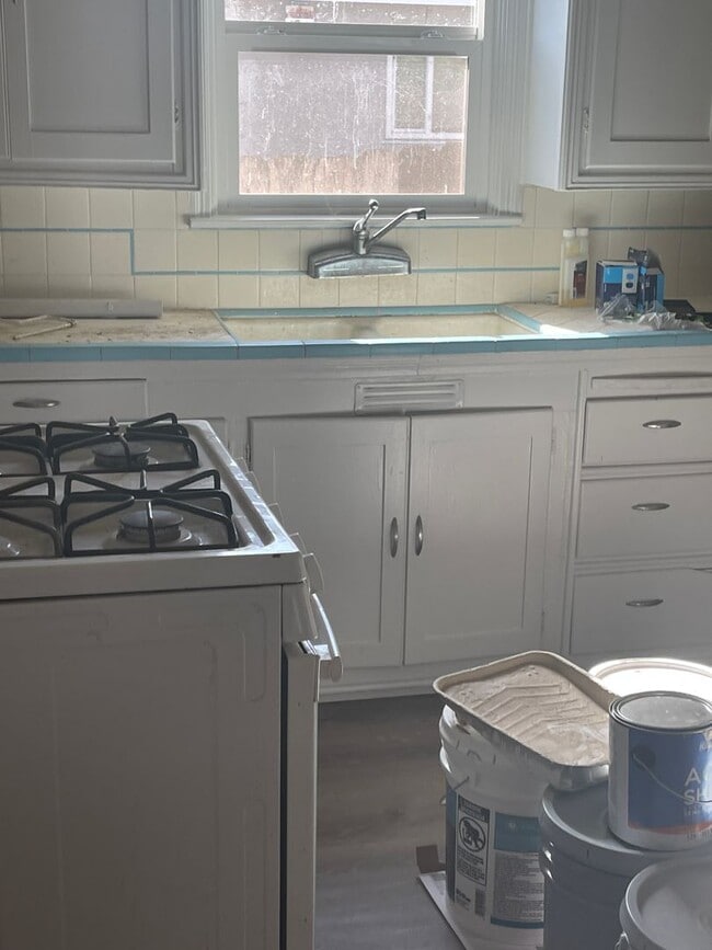 Building Photo - 712 W Hammond Ave