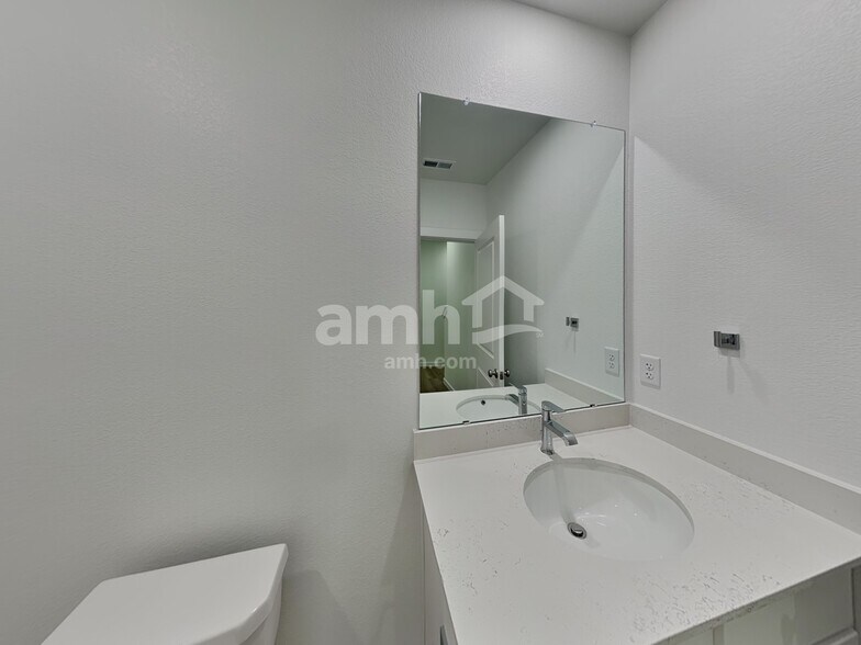 Building Photo - 26148 E Calhoun Pl