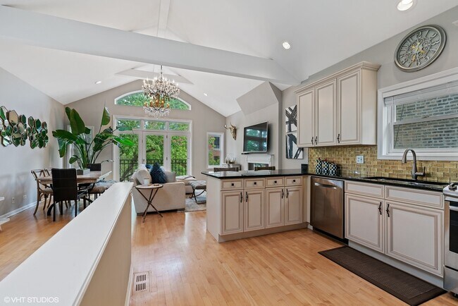 Building Photo - 840 N Wood St