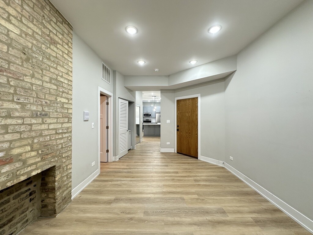 Building Photo - 442 W Belden Ave