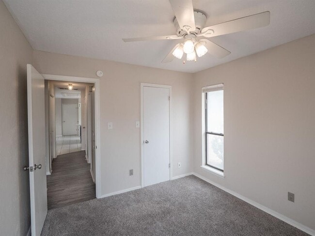 Building Photo - 3201 Creekwood Ct
