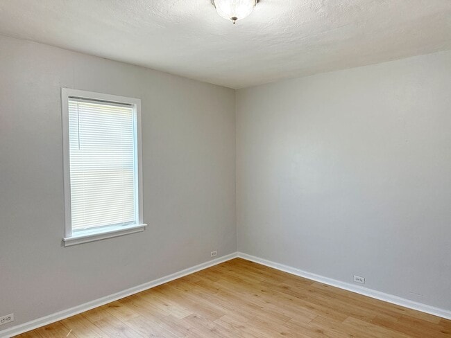 Building Photo - Move in Ready...917 Grand Ave, Madison, IL...