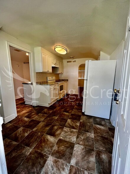 Building Photo - Comfortable 2-Bedroom Home with Fenced Yard & Washer/Dryer Hookups