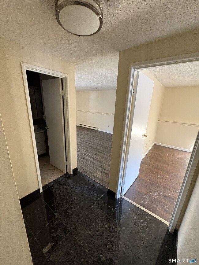 Building Photo - 20 Burgundy Hill Ln