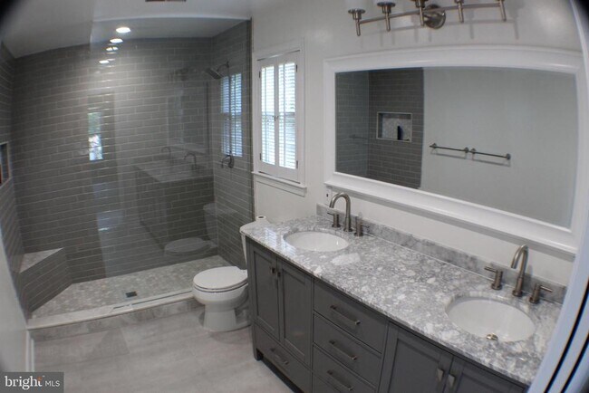 Building Photo - 2223 Abbotsford Dr