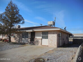 Building Photo - 2109 Lake Omega St