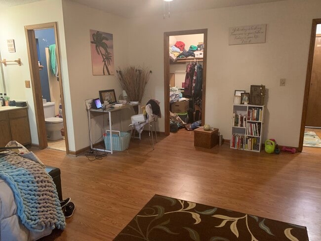 Master bedroom w/ walk-in closet - 46 Held Cir