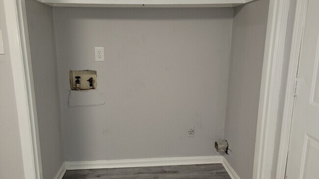 Building Photo - Coming Soon!!!  Accepting Section 8.  Deca...