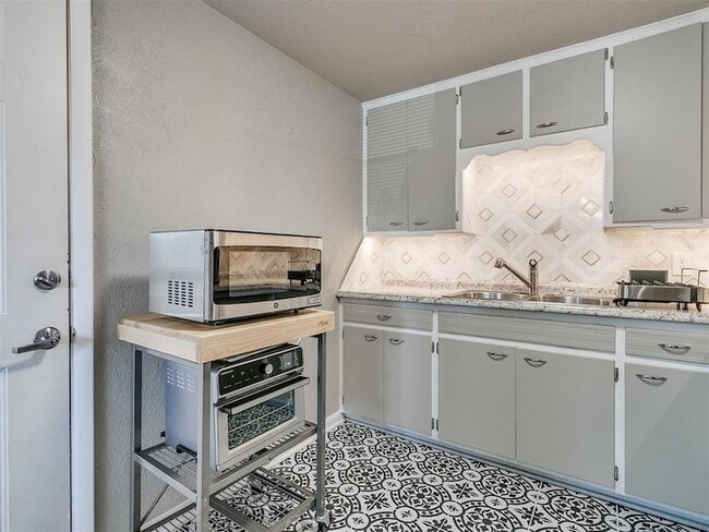 Building Photo - 1223 Monnett Ave