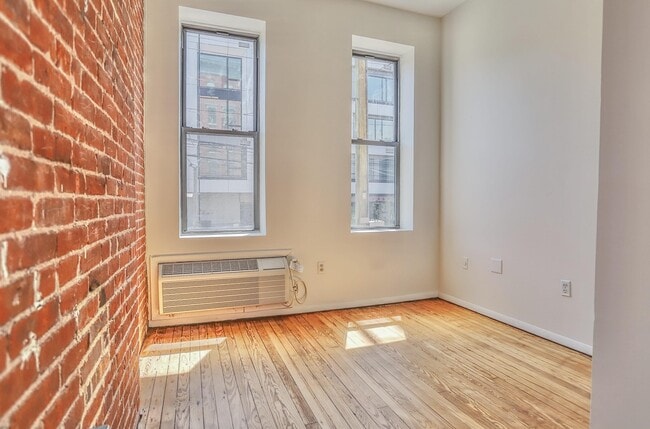 Building Photo - 308 Madison St