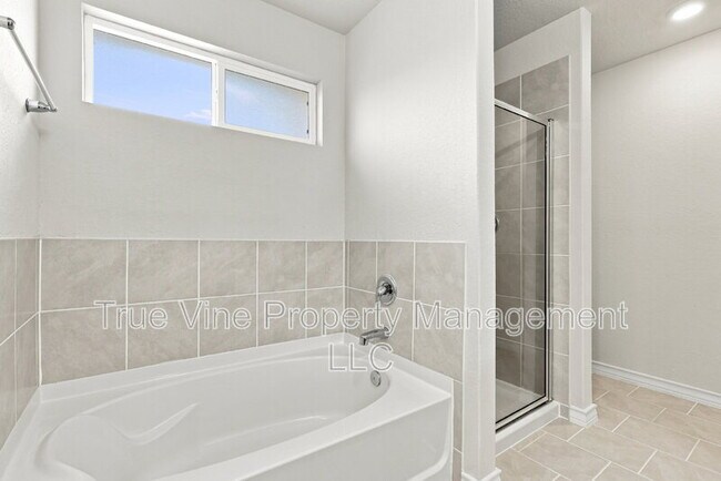 Building Photo - 913 Rolling River