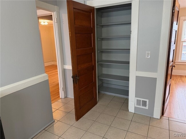 Building Photo - 812-814 Spencer St