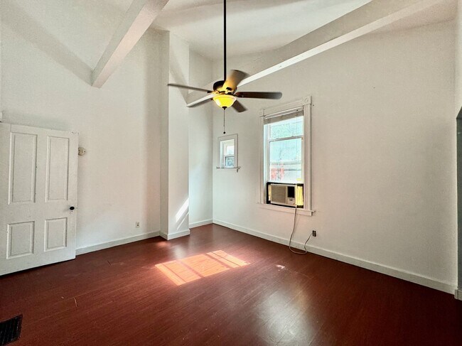 Building Photo - 4 Bed/2 bath UC Rental On Victor + Parking...
