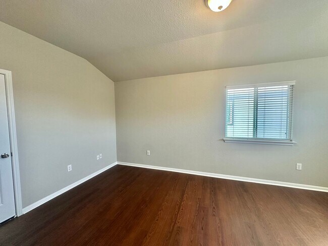 Building Photo - NEW MANAGEMENT IN ROUND ROCK TX!!!!!