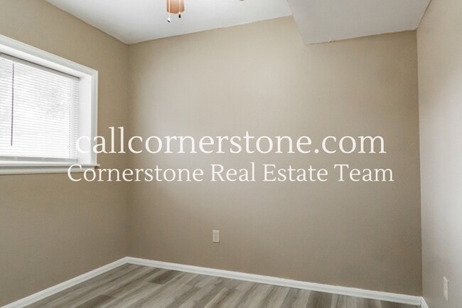 Building Photo - 2570 Clarendon Dr