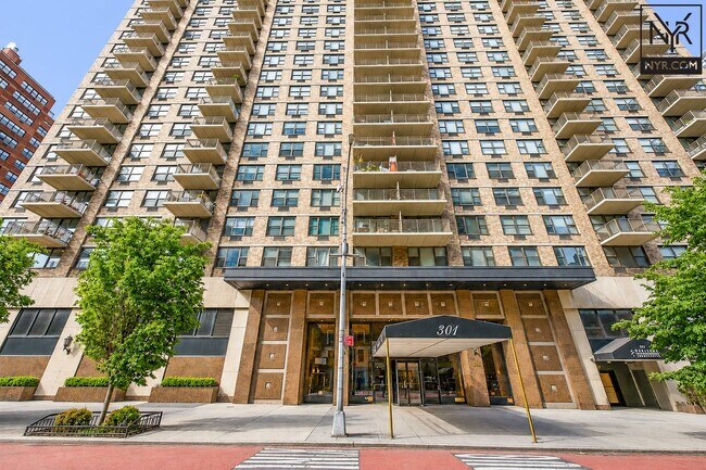Building Photo - 301 E 79th St