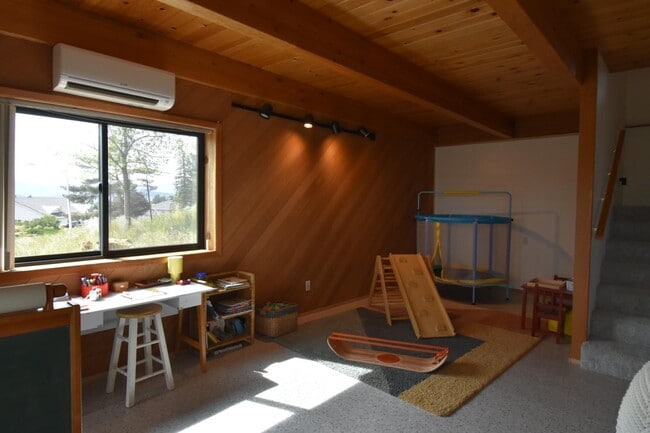 Building Photo - 1641 Ridgecrest Dr