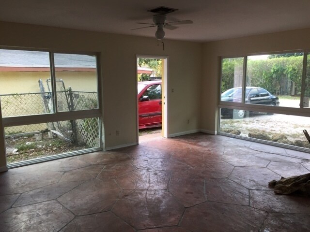 Building Photo - Large 4 -2 house in sw area ! Off Davie blvd