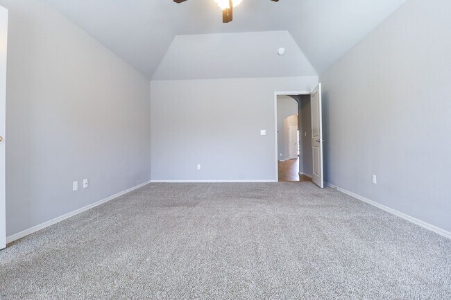 Building Photo - Spacious 3 Bedroom / 2 Bathroom with Modern Upgrade