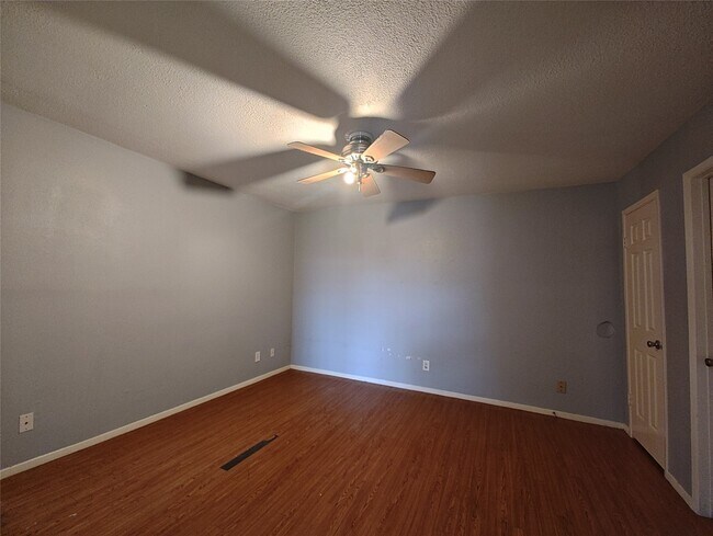 Building Photo - 10855 Meadowglen Ln