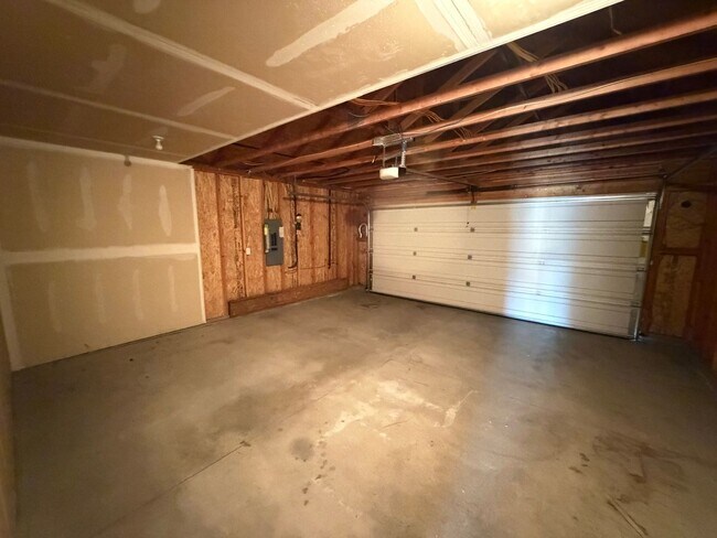 Building Photo - Radiant Lake Rancher