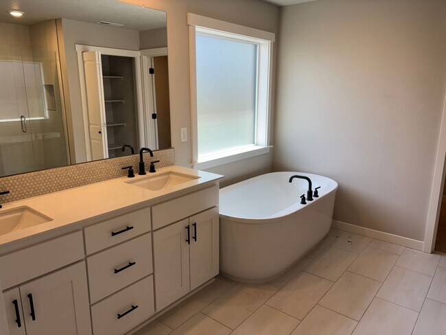 Building Photo - Home on Bend's Westside!
