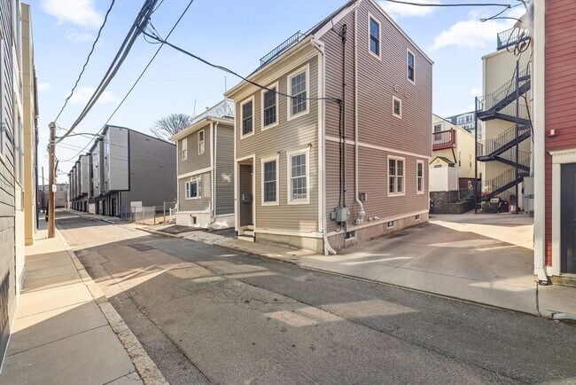 Building Photo - 91 Dresser St