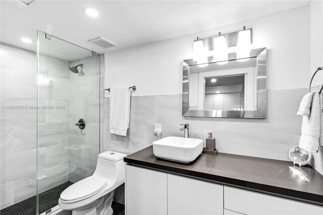 Building Photo - 2301 Collins Ave