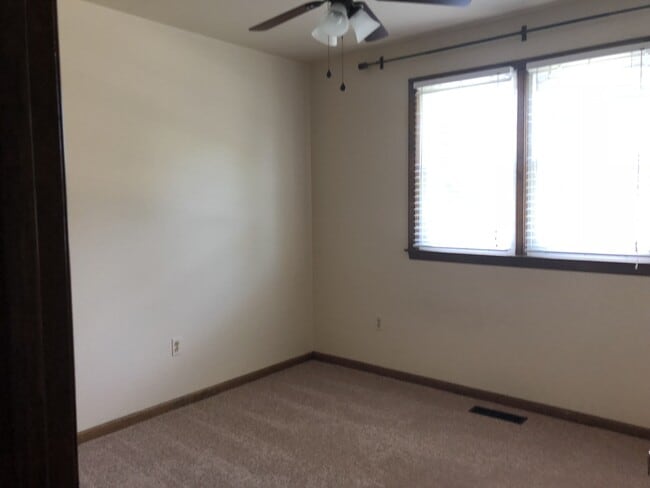 Building Photo - AVAILABLE 7/18/2025 - 4 bedroom house in P...