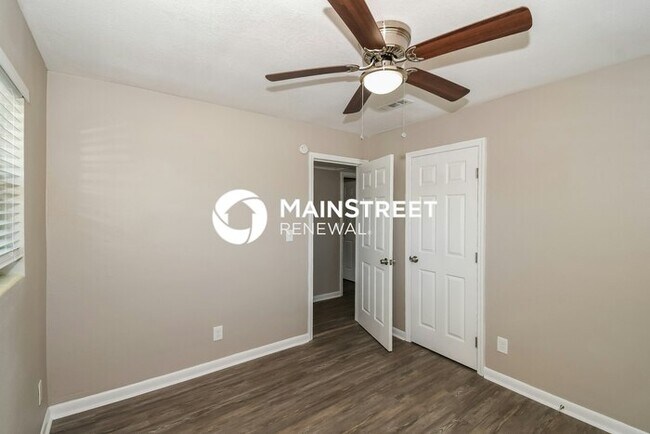 Building Photo - 3 Bedroom Pet-Friendly Home in Jacksonville, FL with Main Street Renewal