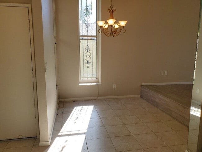 Building Photo - Fabulous Fletcher Hills remodeled townhome.