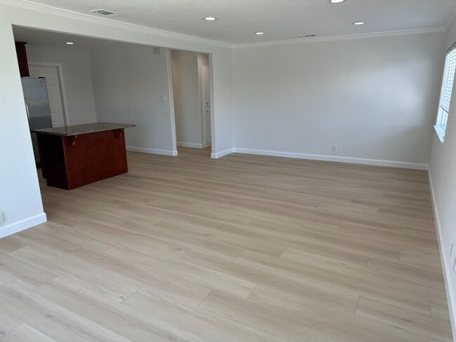 Building Photo - Bright 3BR Home with Central AC, Attached Garage & In-Unit Laundry in Fremont