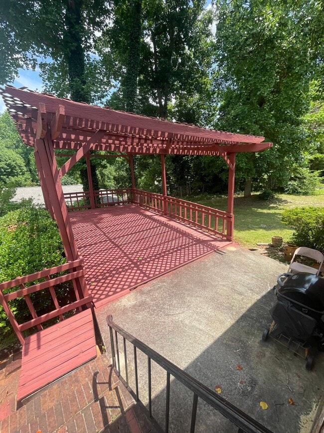 Building Photo - 2 bedroom 3 bath  Mid- Century style home! This home has a wonderful outdoor area great for Enter...