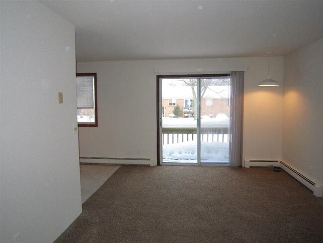 Building Photo - 2 br, 1 bath Apartment - Martin House Apts 32