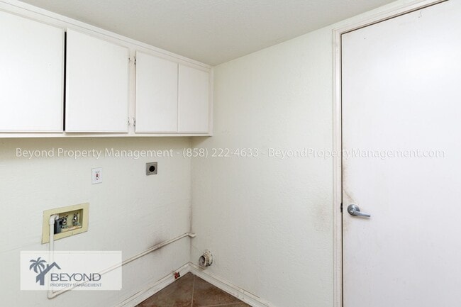 Building Photo - ELEGANT 4BR/2.5BA H in HOME IN OCEANSIDE P...
