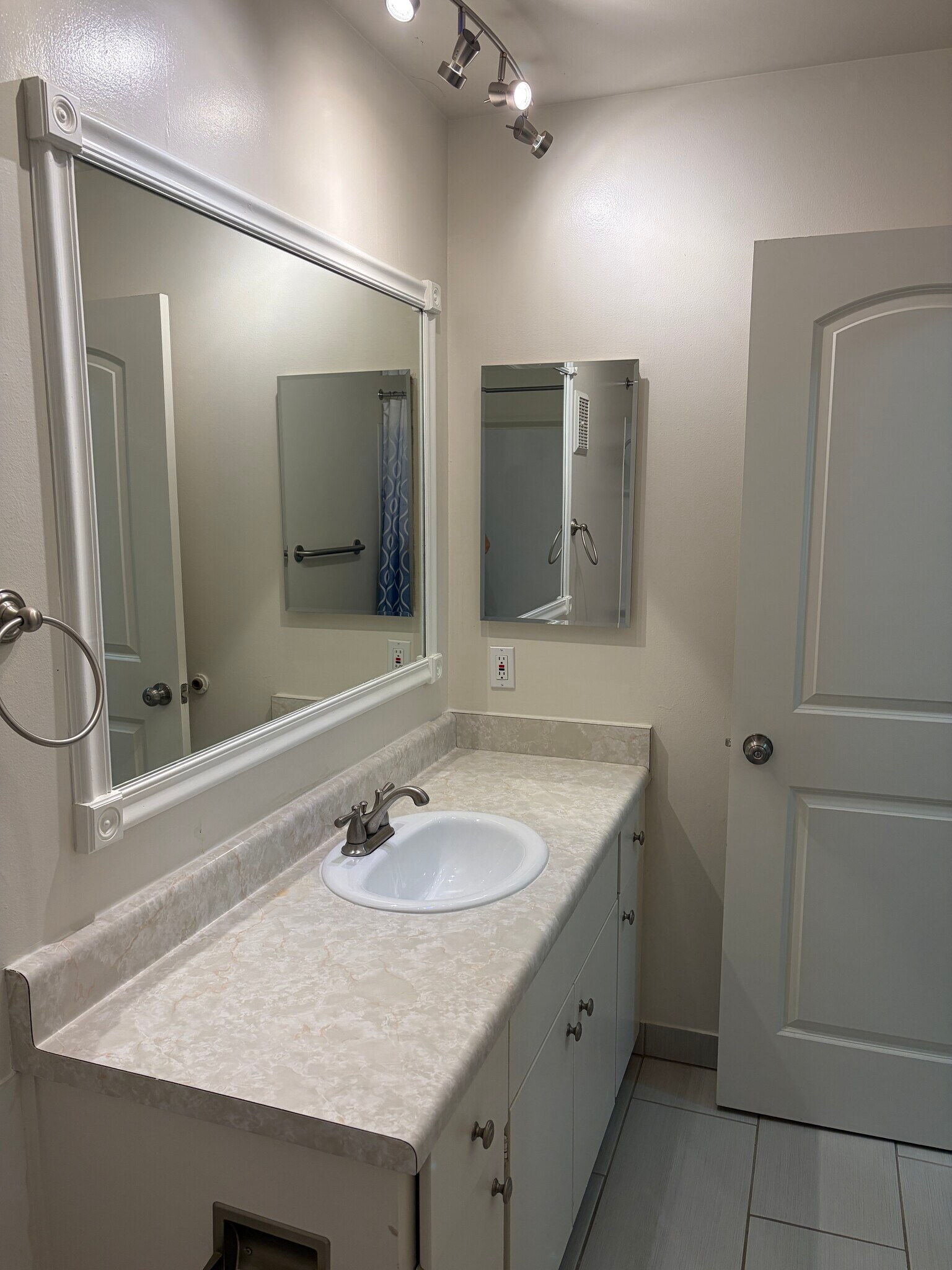 Building Photo - 100 Kinross Dr