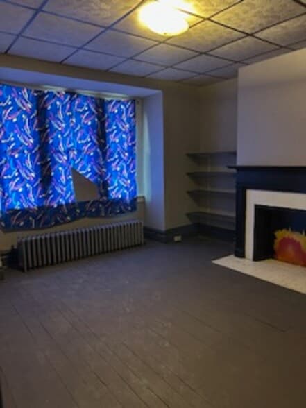 Bedroom 1 (First floor) - 239 Zara St