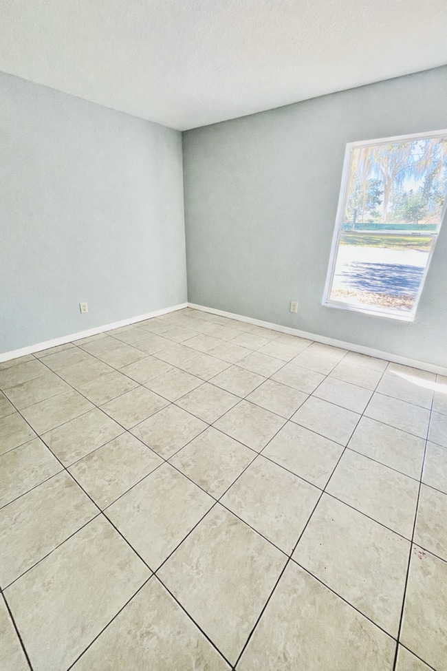 Building Photo - Conveniently Located 3BR/1BA Dade City Triplex NO APPLICATION FEE!